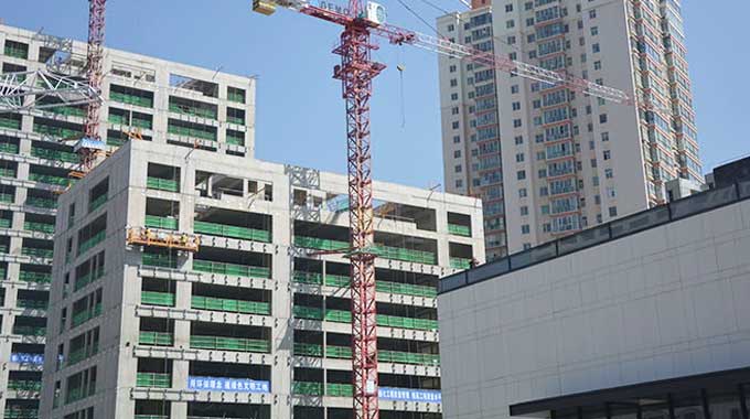 甘肅建投裝備制造有限公司是甘肅省建設(shè)投資（控股）集團(tuán)有限公司直屬企業(yè)，成立于2010年10月，坐落于甘肅蘭州彭家坪國家級裝備制造工業(yè)園，占地155畝，是西北地區(qū)最早具有起重機(jī)械生產(chǎn)資質(zhì)的企業(yè)，年產(chǎn)各類型號起重機(jī)械500余臺。建司十年來，公司先后榮獲年度中國塔機(jī)行業(yè)十強(qiáng)企業(yè)、全國售后服務(wù)先進(jìn)單位、全國建筑施工機(jī)械租賃50強(qiáng)企業(yè)等30余項(xiàng)榮譽(yù)稱號...